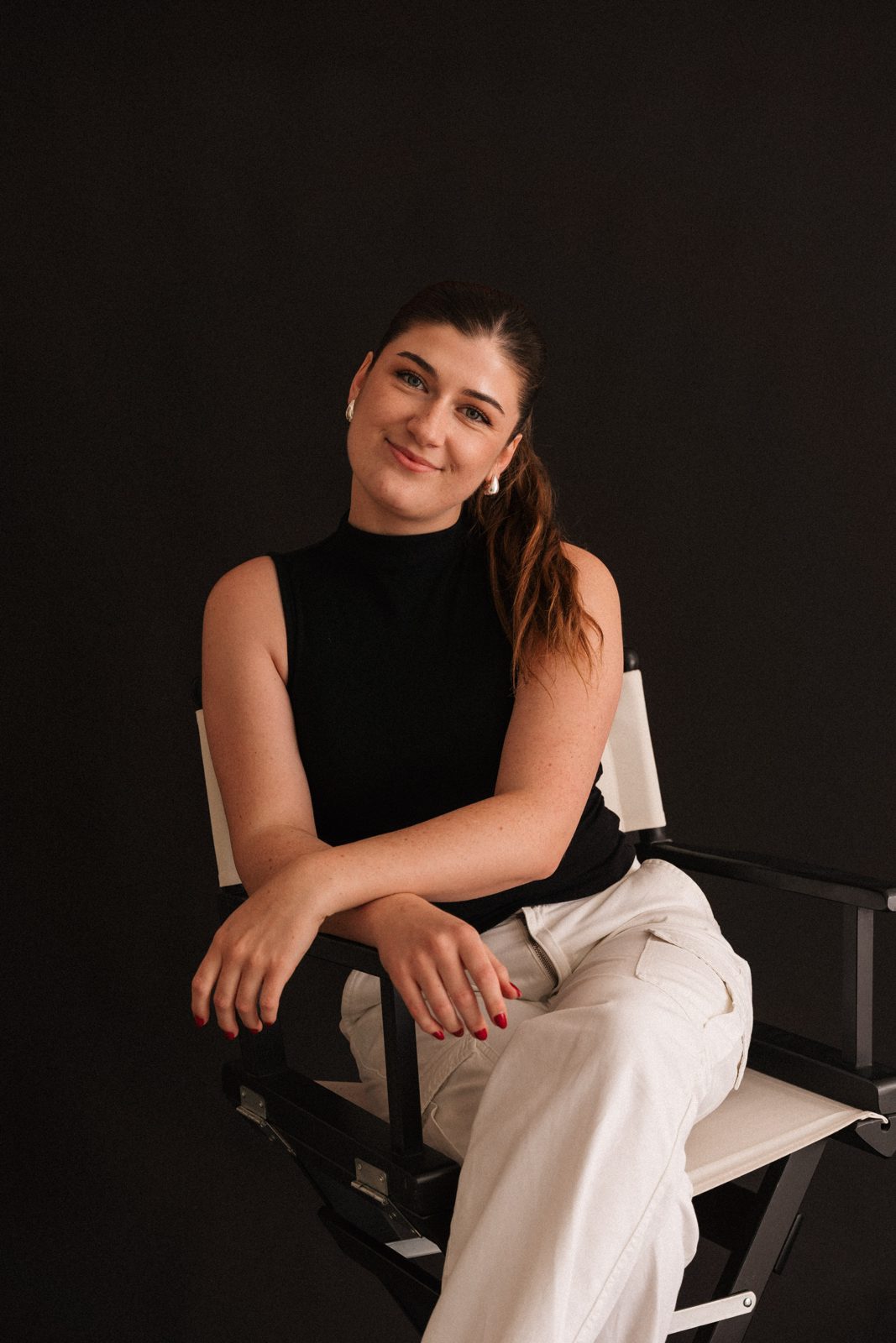 Portret van Sofie Vercruysse op een regisseursstoel