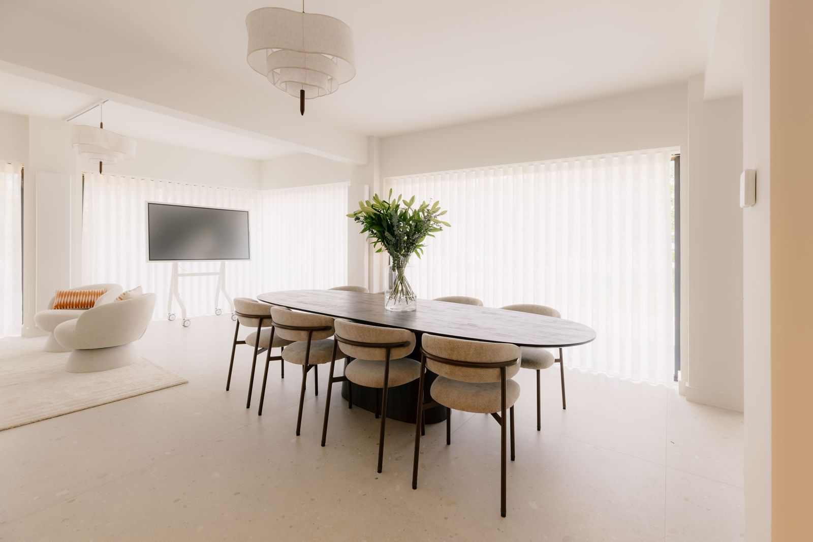 Vergadertafel met stoelen en scherm